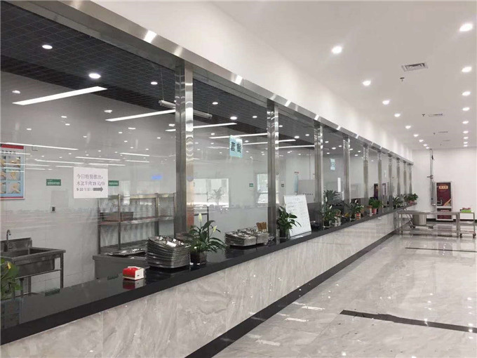 商用廚房設(shè)計(jì)與廚房設(shè)備結(jié)合，使食堂布局更合理
